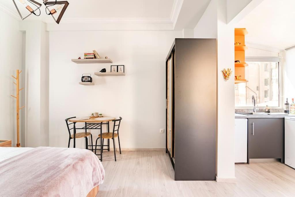 Under The Hill Apartment เอเธนส์ ภายนอก รูปภาพ